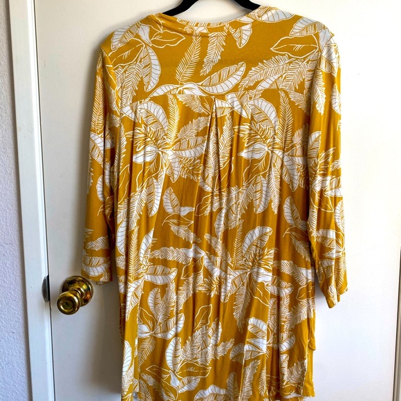 Latched Mama • Golden Yellow Tropical Leaf 3/4 Sleeve Scoop Neck Nursing Top 2.0 - Picture 5 of 8